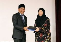 11_181 pesara Kementerian Pembangunan terima sijil penghargaan_.JPG