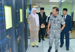 1_Berkenan meninjau lebih dekat Kementerian Pembangunan_c.JPG