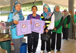 1_Pengagihan beg kitar semula Temburong_c.jpg