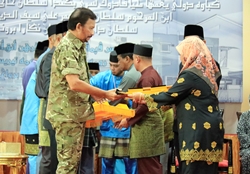 3_Penganugerahan anak-anak kunci rumah bagi Daerah Tutong_c.JPG