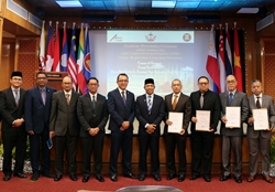 5_Majlis penyampaian sijil dan pelancaran sistem online BAPEQS_c.JPG