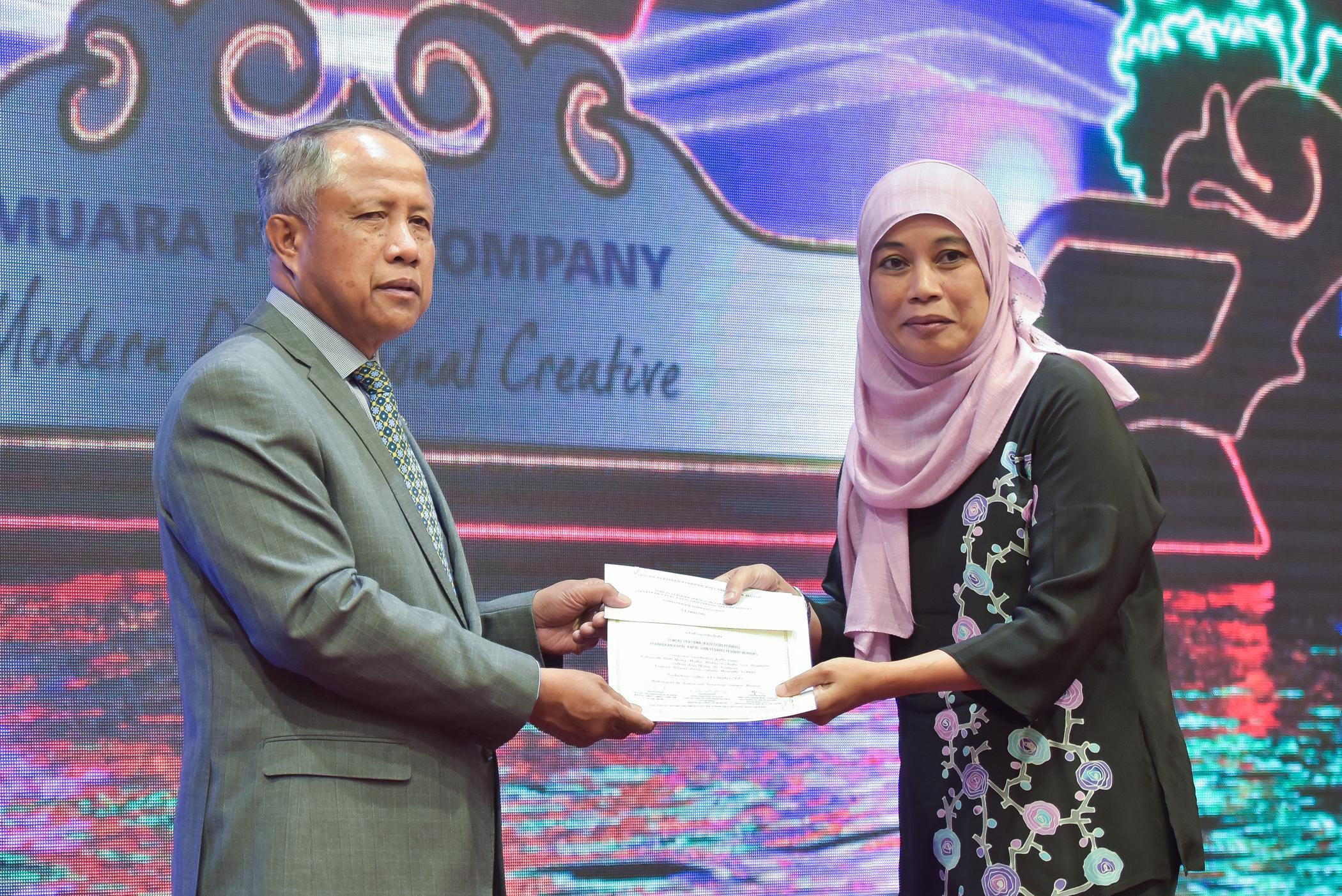 Majlis Penyampaian Hadiah dan Sijil Penghargaan Kategori Perarakan Perahu-Perahu Berhias.png