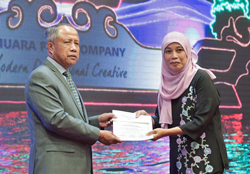Majlis Penyampaian Hadiah dan Sijil Penghargaan Kategori Perarakan Perahu-Perahu Berhias_c.png