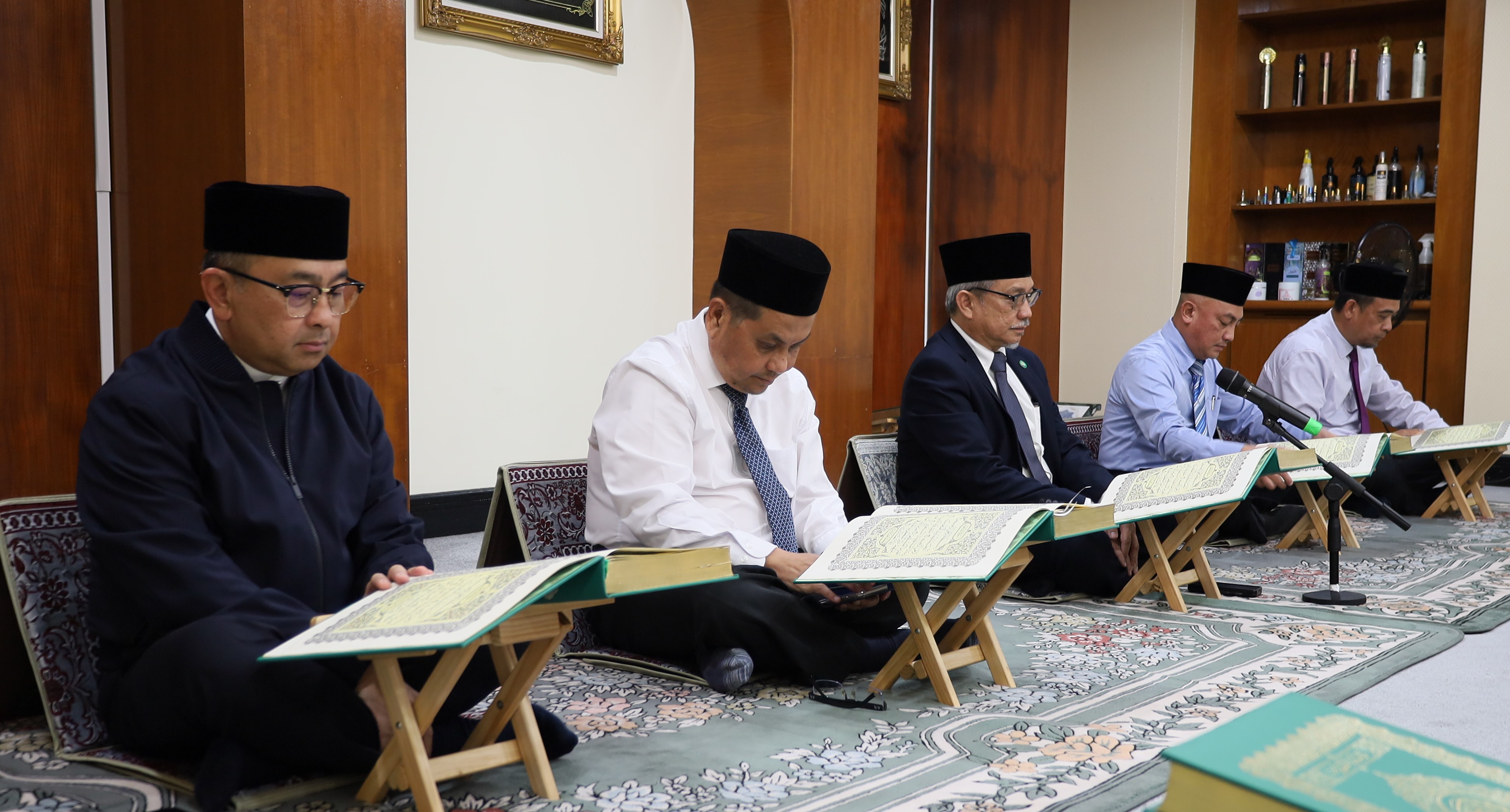 YB MOD memimpin bacaan Surat Al-Fatihah.JPG